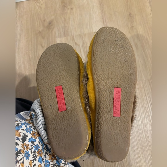 Ladies Size 6 Softmoc Rabbit Fur Moccasins in a Mustard Yellow - Picture 3 of 4